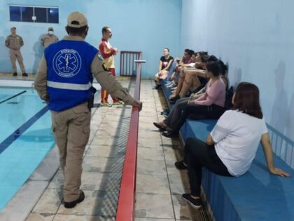 Professores de natação recebem treinamento de primeiros socorros