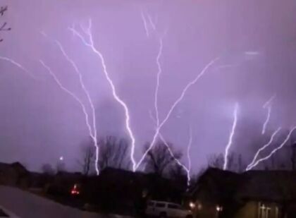 Vídeo: moradores registram tempestade de 'raios invertidos'