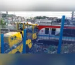 Trens do metrô descarrilam e tombam após colisão nesta terça