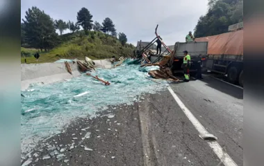 Carga de vidro de caminhão cai na pista na Serra do Cadeado