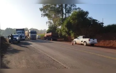 Colisão envolvendo três caminhões deixa duas pessoas feridas