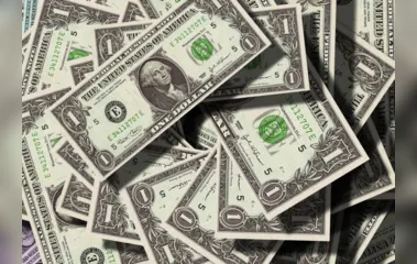 Dólar cai para R$ 4,90 após Powell afastar alta mais forte