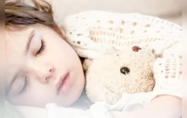 Dormir de boca aberta na infância traz riscos à saúde