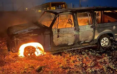 Carro da Prefeitura de Ariranha  fica destruído em incêndio