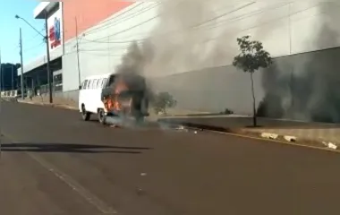 Kombi pega fogo e mobiliza bombeiros em Apucarana