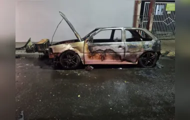 Carro é incendiado na frente de mecânica, em Jandaia do Sul