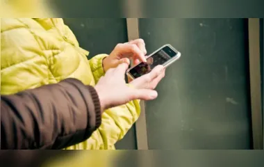 Ladrão rouba celular e quase quebra o dedo da vítima