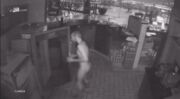 Câmera flagra 'peladão' furtando itens em restaurante