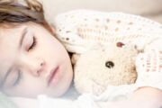 Dormir de boca aberta na infância traz riscos à saúde