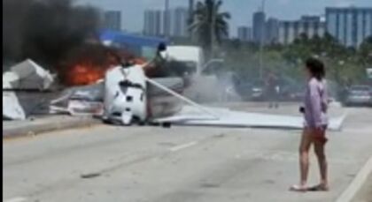 Monomotor cai em ponte e atinge carros em Miami, nos EUA