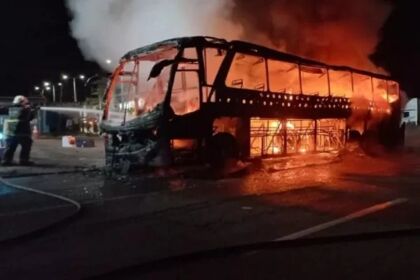Ônibus pega fogo após passageiro fumar em banheiro