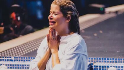 'Planos de Deus': Karina Bacchi se emociona ao ser batizada