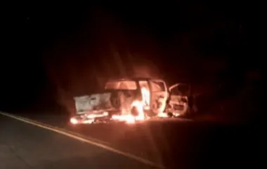 Camionete pega fogo após bater em paredão na PR-082