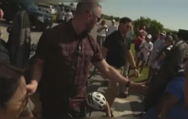 Joe Biden caiu um tombo de bicicleta ao se aproximar de apoiadores que o esperavam