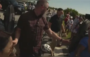 Presidente americano cai tombo de bicicleta diante de apoiadores; veja