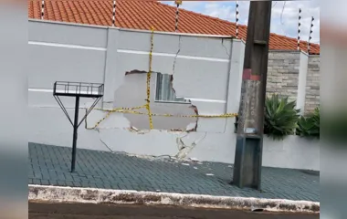 Dois carros derrubam muros de casas na madrugada, em Apucarana