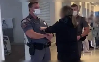Mulher surta dentro de Santa Casa e desacata policiais militares; veja