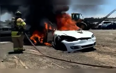 Carro da Tesla pega fogo após três semanas parado em ferro-velho