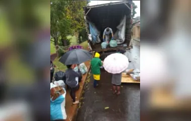 Sob chuva, moradores do Bacarin participam do Feira Verde