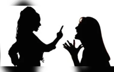 Mulheres discutem ao descobrir que “dividiam” o mesmo homem