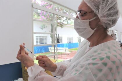 A Prefeitura de Arapongas, por meio da Secretaria Municipal de Saúde, reforça para o calendário de vacinação