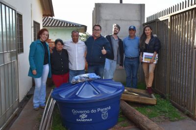 As famílias selecionadas pela assistência social receberam o kit com a caixa d’água e materiais necessário para a instalação, além de R$ 1 mil