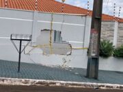 Muro da residência, atingido pelo Celta, na rua Frankó. Uma placa que ficou no local permitiu a identificação do veiculo