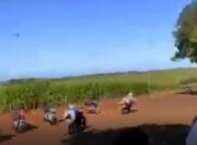 Um vídeo gravado por um espectador que acompanhava 'racha' entre motocicletas em Floresta, na região de Maringá