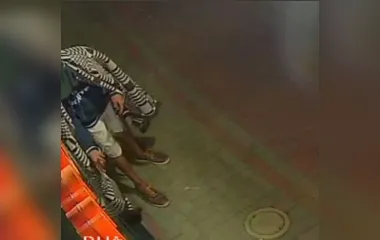VÍDEO: câmera flagra homem furtando blusinhas de loja em Apucarana