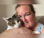 Mulher é salva pelo próprio gato enquanto sofria ataque cardíaco