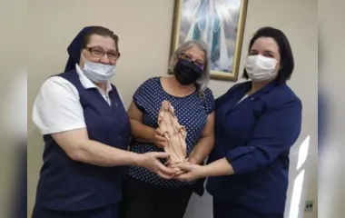 Em agradecimento pelo tratamento recebido pelo esposo, Cleusa Horácio, de Apucarana, presenteou a Unidade de Tratamento do Câncer do Hospital da Providência, com imagem de Nossa Senhoras das Graças