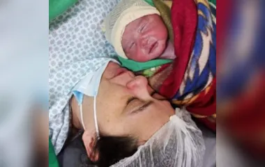 Mãe que passou 72 dias internada em trabalho de parto recebe alta