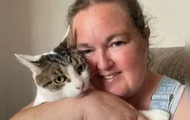 Mulher é salva pelo próprio gato enquanto sofria ataque cardíaco