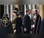Bolsonaro é acusado de transformar visita ao funeral da rainha em comício político.