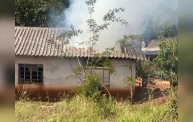Bombeiros de Apucarana combatem incêndio em casa na vila rural