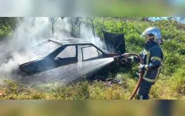 Incêndio em veículo mobiliza Corpo de Bombeiros em Apucarana