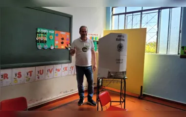 Prefeito licenciado de Ivaiporã vota no Colégio Panamericano