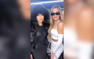 Sabrina Sato tieta Khloe Kardashian em desfile de moda na Itália