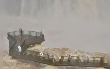 A passarela que dá acesso ao mirante da Garganta do Diabo, nas Cataratas do Iguaçu, foi reaberta na manhã deste sábado