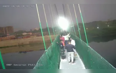 Ponte desaba na Índia e 134 pessoas morrem; assista o vídeo