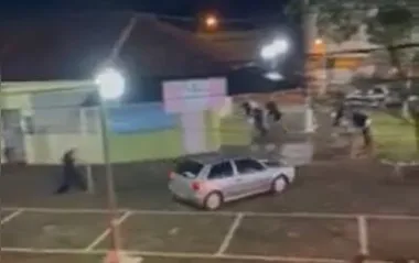 Após a enorme comoção assustadora, o homem perdeu o controle do automóvel e bateu contra um poste