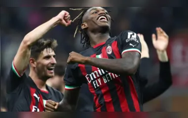 Milan derrota Juventus e cola no topo da classificação