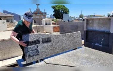 Rosalina Xavier mora em Curitiba e veio a Apucarana para limpar túmulos de parentes