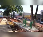 Ciclovias em construção no canteiro da Avenida Brasil