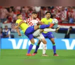 Thiago Silva e Marquinhos disputam bola com Bruno Petkovic durante partida entre Brasil e Croácia