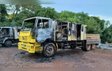 As carretas estavam no pátio da empresa e foram destruídas pelo fogo