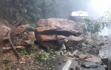 As pedras cederam sobre a BR-277 em outubro