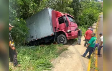 O caminhão entrou no Jardim das Flores, e não aguentou subir a íngreme Rua Rosa Stábile