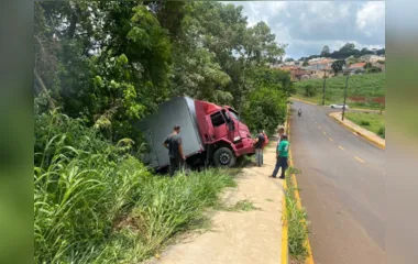 Caminhão não aguenta subir Rua Rosa Stábile em Apucarana e desce de ré