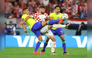 Thiago Silva e Marquinhos disputam bola com Bruno Petkovic durante partida entre Brasil e Croácia